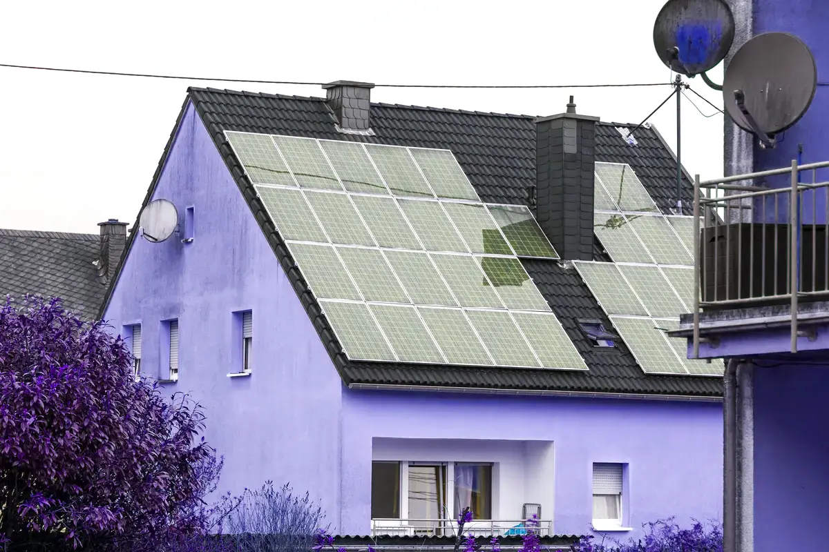 Placas fotovoltaicas instaladas en un tejado bajo el sol de Jaén
