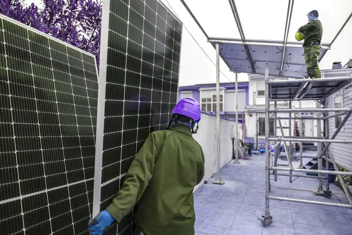 Inversor y batería de acumulación solar montados en la pared de una vivienda en Jaén