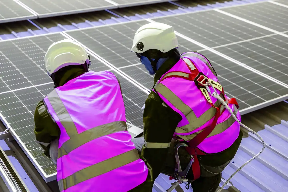 Filas de paneles solares instalados sobre la cubierta de una nave industrial en Jaén